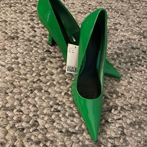 Pumps with pointed toes, covered heels and satin lining, Heel height 4 inch.new